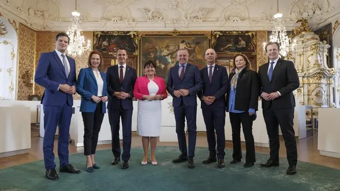 Halbjahreszeugnis für die blau-schwarze Landesregierung: Hannes Amesbauer, Simone Schmiedtbauer, Stefan Hermann, Landeshauptmann-Stv. Manuela Khom, Landeshauptmann Mario Kunasek, Willibald Ehrenhöfer, Claudia Holzer und Karlheinz Kornhäusl (v. l.)