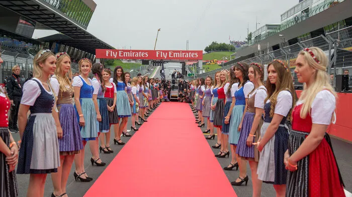So schön präsentierte sich die Formel 1 in Spielberg - nicht zuletzt wegen der Formula Unas in steirischen Dirndln vom Heimatwerk.