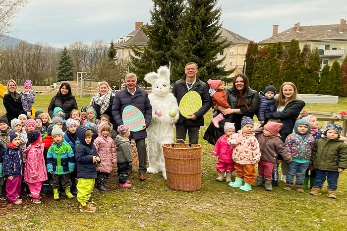 Maria Saal bat am 1. April zum Osterfest am Hauptplatz. Mit dabei: Ein etwas zersauster Osterhase. Die Kinder und die Gemeindepolitik schien das aber nicht zu stören.