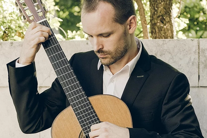 Florian Palier an der Gitarre