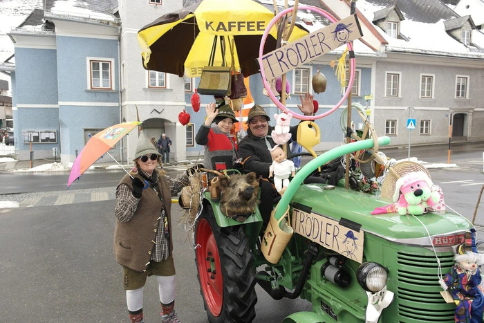 Keine Wünsche ließ der Trödler offen, der sich auch unter den Faschingsumzug mischte.
