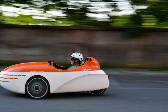 Bei gleichem Krafteinsatz ist ein Velomobil deutlich schneller als ein Rennrad. Wer in der Ebene mit 250 Watt Leistung tritt, kommt mit dem Rennrad auf knapp 38 km/h, mit einem schnittigen Velomobil auf 50 km/h.
