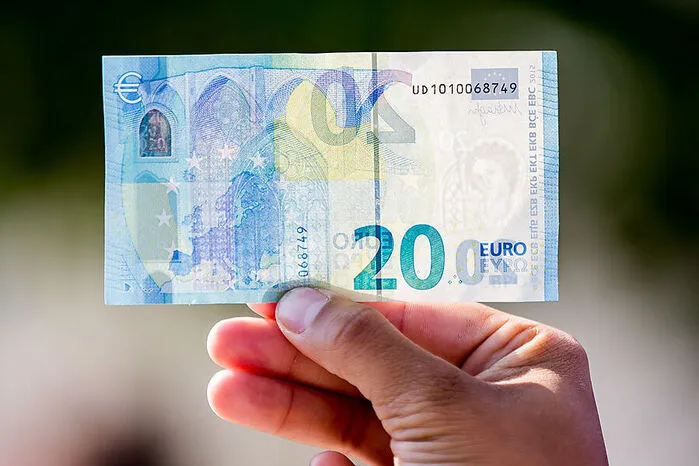 Im Bezirk Voitsberg sind in den vergangenen Tagen mehrere dilettantisch gefälschte Euro-Scheine aufgetaucht. Dabei handelt es sich um auf normalem Papier kopierte "Blüten", die nicht einmal ordentlich ausgeschnitten seien, so die Polizei, die um Hinweise bittet. Mehr.