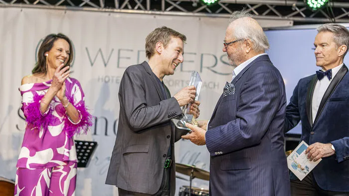 Der 12. Goldene Werzers Award wurde heuer im Rahmen der "Werzers Saisoneröffnung" an Schauspieler und Sänger Max Müller verliehen. Die Laudatio auf ihn hielt Moderatorin Vera Russwurm