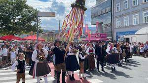 Der Trachtenfestzug fand bei strahlendem Sonnenschein statt