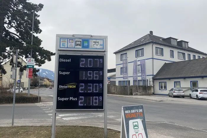 Wesentlich teurer ist die Esso Tankstelle in der Italienerstraße 57. Dort zahlt man für den Dieselliter 2,079 Euro, der Benzinliter kostet 1,969 Euro.