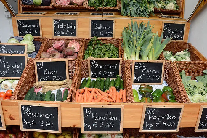 Als Hofladen der landwirtschaftlichen Fachschule Alt-Grottenhof werden die Vitrinen immer mit Produkten aus dem eigenen Biobauernhof bestückt. Die Schüler arbeiten in der Krottendorfer Straße 110 Hand in Hand, und zwar dienstags und donnerstags, von 14.30 bis 17 Uhr, ausgenommen sind schulfreie Tage und daher natürlich auch die Sommerferien.