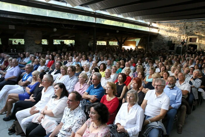 Übrigens: Beim Udo-Abend gesehen wurden unter anderen Primarius Klaus Jeschke, Rotkreuz-Vizepräsidentin Brigitte Pekastnig, Burgverein Glanegg-Obmann Jakob Koschutnig, die Medizinerinnen Sigrid Gallent und Barbara Stonitsch-Scheiber, Tischlermeister Herbert Schnabl, Zahnarzt Siegfried Thumfart, Schuldirektor Volkmar Radl, Burg-Winzer Franz Laßnig sowie die ehemalige Sag-Wirtin Elfriede Ebner.