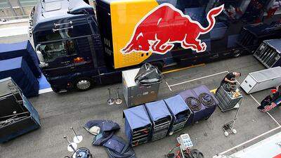 Red Bull beim Boxenaufbau