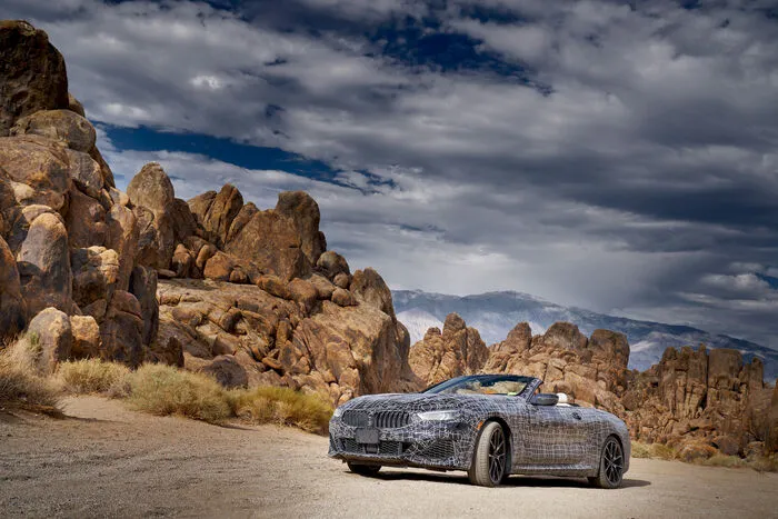 Die Entwicklung des offenen Viersitzers befindet sich gerade in der heißen Phase, nämlich bei der Heißlanderprobung zwischen Las Vegas und dem Death Valley in den USA.