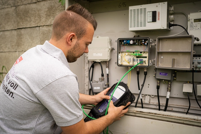 Professionelle Anbieter liefern sowohl eine hohe Internet-Verfügbarkeit als auch garantierte Bandbreiten und kurze Ladezeiten