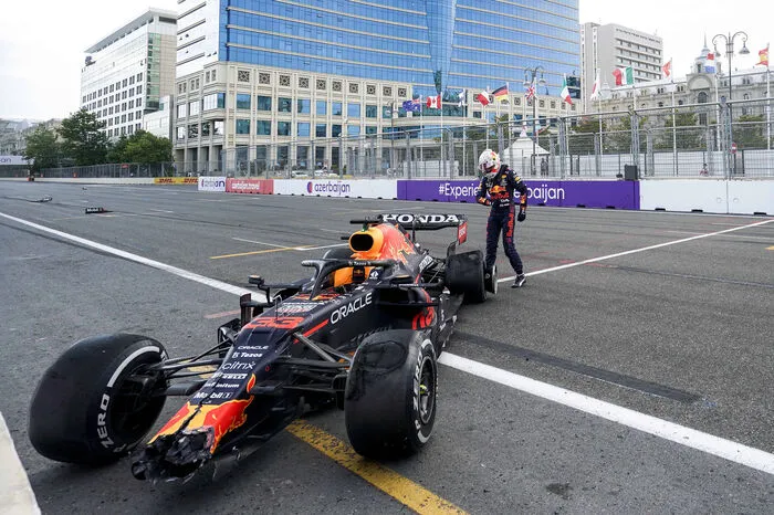 Es folgte ein großer Rückschlag in Aserbaidschan. Als Führender wurde Verstappen ein Reifenplatzer zum Verhängnis. Sein Teamkollege Sergio Perez sicherte sich den Sieg, Hamilton blieb ebenfalls ohne Punkte.