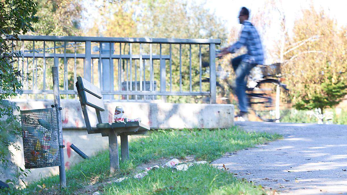 Leere Bierdosen und Müll sind die Überreste durchzechter Nächte an der Elisabethpromenade