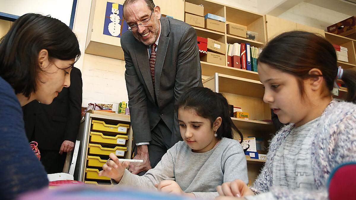 Minister Faßmann bei einem Besuch in einer Grazer Schule