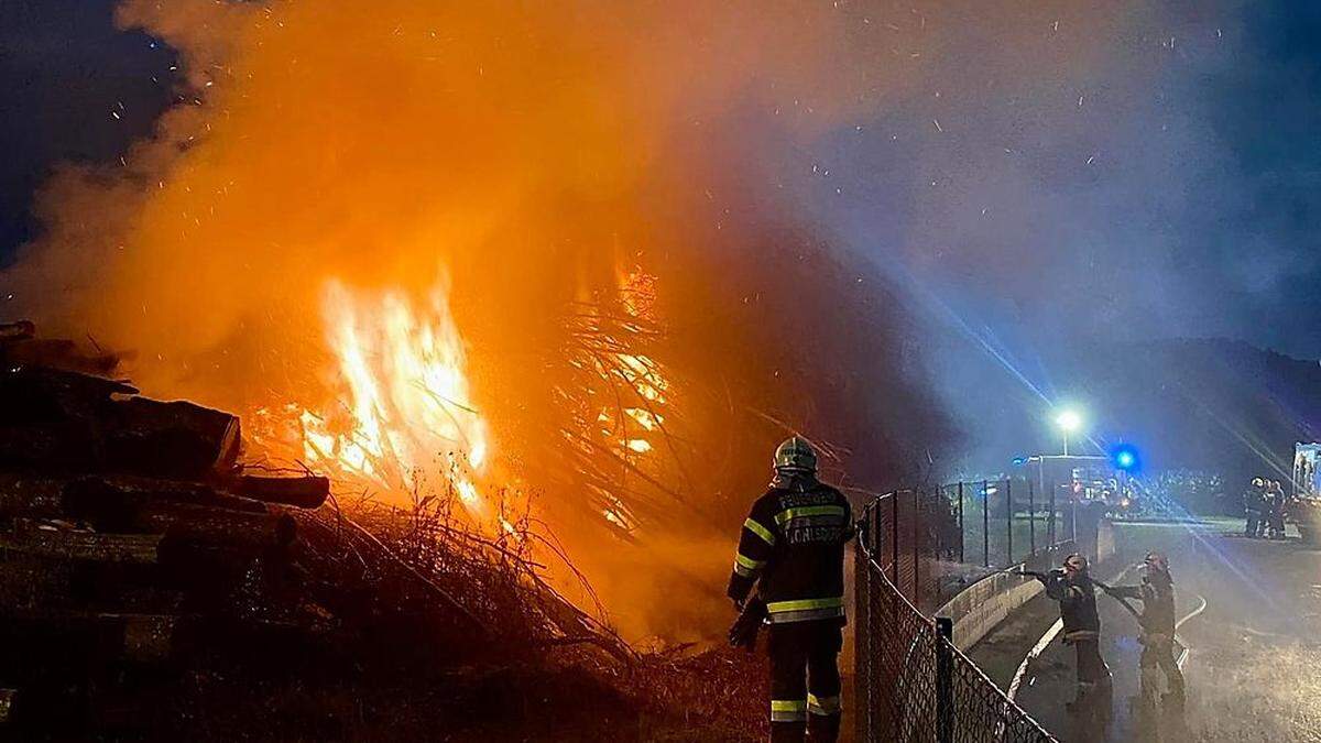 52 Einsatzkräfte löschten das Feuer bis nach Mitternacht