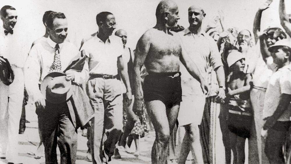 Engelbert Dollfuß (links) mit dem faschistischen Diktator Italiens, Benito Mussolini (in Badehose) in Riccone