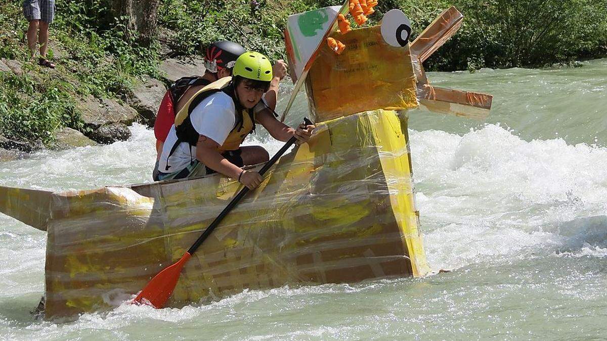 Pappbootrennen auf der Drau