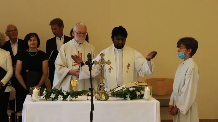 Bischof Josef Marketz zelebrierte gemeinsam mit Kaplan Bruno Arava die Festmesse im Festsaal des Caritasheimes Haus Elisabeth.