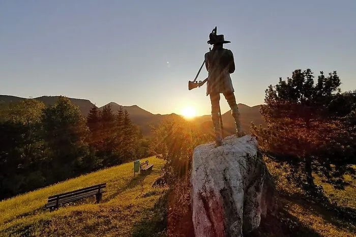 Den Sonnenuntergang kann man auf dem Vogelbühel wunderschön erleben, wo ein Denkmal von Erzherzog Johann steh, der seinen Blick über die Lanschaft schweifen lässt.