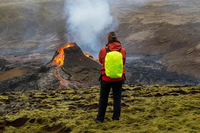 Aufgrund der Lage des Eruptionsortes rechneten die Behörden nicht damit, dass die Situation gefährlich für Menschen, nahe gelegene Ortschaften oder die rund 30 Kilometer entfernte Hauptstadt Reykjavik werden könnte. Der nächste Ort Grindavík liegt knapp zehn Kilometer entfernt.