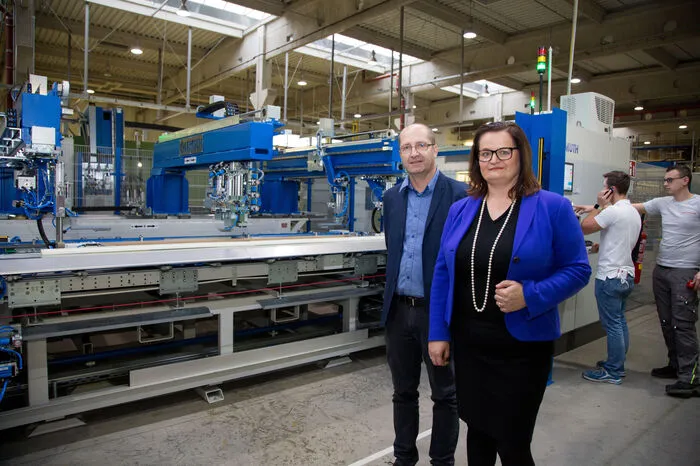 Die automatische Produktionsanlage ist 80 Meter lang. Rahmen, Beschläge und Dichtungen werden auf der Linie zu fertigen Fensterflügeln, erklärt Werksleiter Wolfgang Leitner.