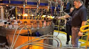 Auf 1300 Grad Celsius wird das Glas in einer Elektrowanne erhitzt, dann geformt