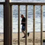 Boris Johnson beim morgendlichen Jogging am Strand. Beim Gipfel ging es weniger friedlich her