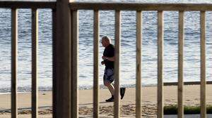 Boris Johnson beim morgendlichen Jogging am Strand. Beim Gipfel ging es weniger friedlich her