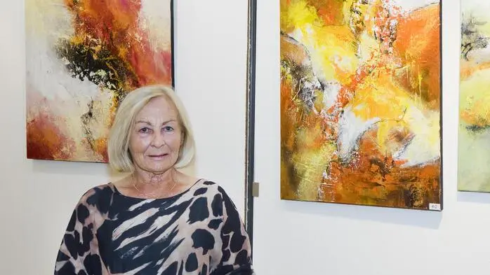 Unter dem Motto „Kunst ist die Erschaffung einer eigenen Welt“, einem Zitat des kolumbianischen Malers Fernando Botero, präsentiert die freischaffende Künstlerin Bernadette Jammerbund noch bis 7. November ihre Werke in der Galerie im Forum Rathaus Knittelfeld.