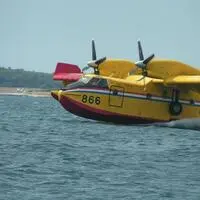 Ein Löschflugzeug wird bei Waldbränden eingesetzt