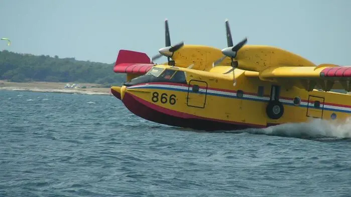 Zu sehen ist ein gelbes Flugzeug 