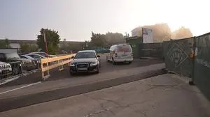 Das Umleitungsschild sorgte anfänglich noch für Verwirrungen. Autos dürfen hier aber weiterfahren 