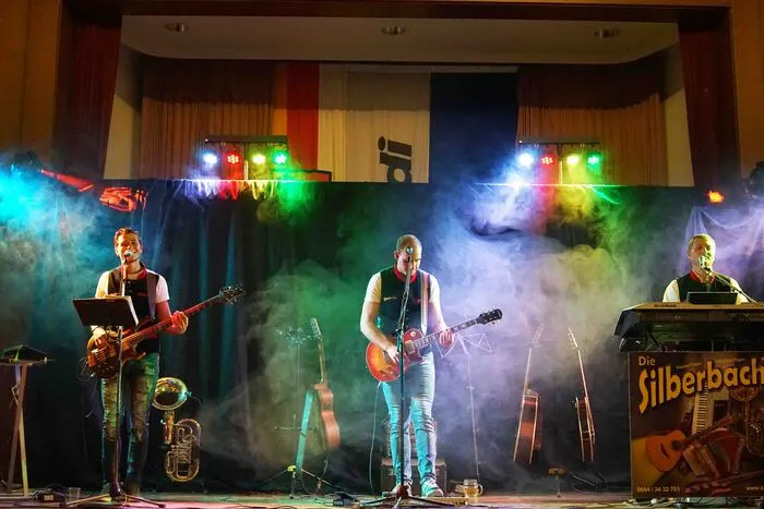 Für die passende Musik sorgten "die Silberbacher" sowie "DJ Sound Society".