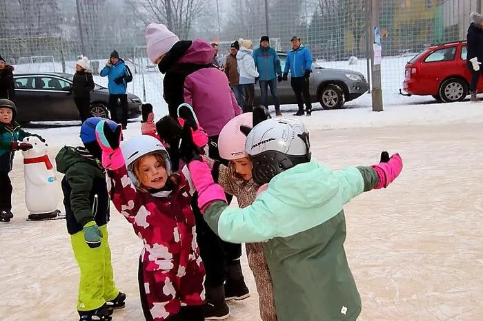 Am vergangenen Samstag luden das Eltern-Kind-Zentrum und die Stadtgemeinde Voitsberg zu einer Kinderdisco auf diesem Eislaufplatz ein.