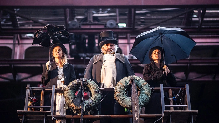 Theater-Enfant-Terrible Paulus Manker pflanzt "Die letzten Tage der Menschheit" von Karl Kraus in die 300 Meter lange und 30 Meter hohe Halle ...
