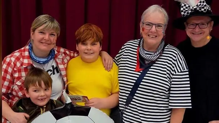 Krapfen & Hot Dogs, Kinderschminken, coole Kinderdisco mit DJ Berni & Dani , lustige Kinderspiele und eine zauberhafte Show von Zauberer Gabriel begeisterten die Kinder beim Kinderfasching in St. Stefan