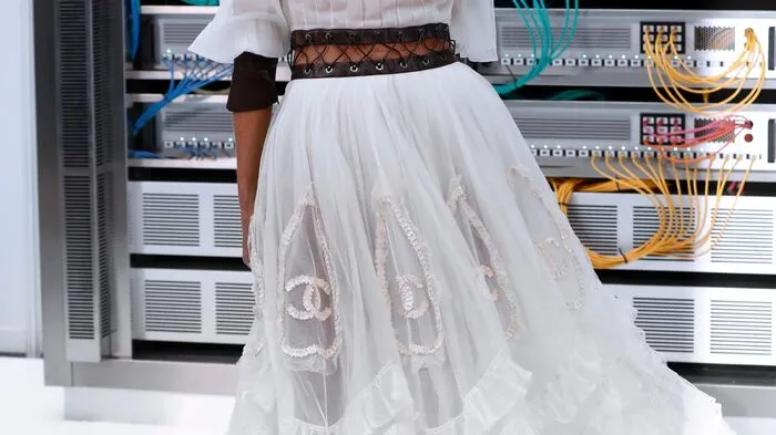 Luxusmode von Chanel wurde im Rahmen der Fashion Week in Paris in einer Art Datenraum präsentiert.