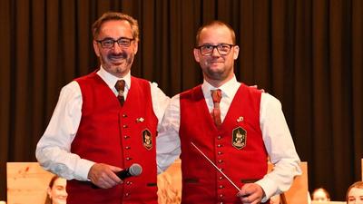 Taktstockübergabe zum Schluss des Konzertabends an Michael Herbert (rechts)