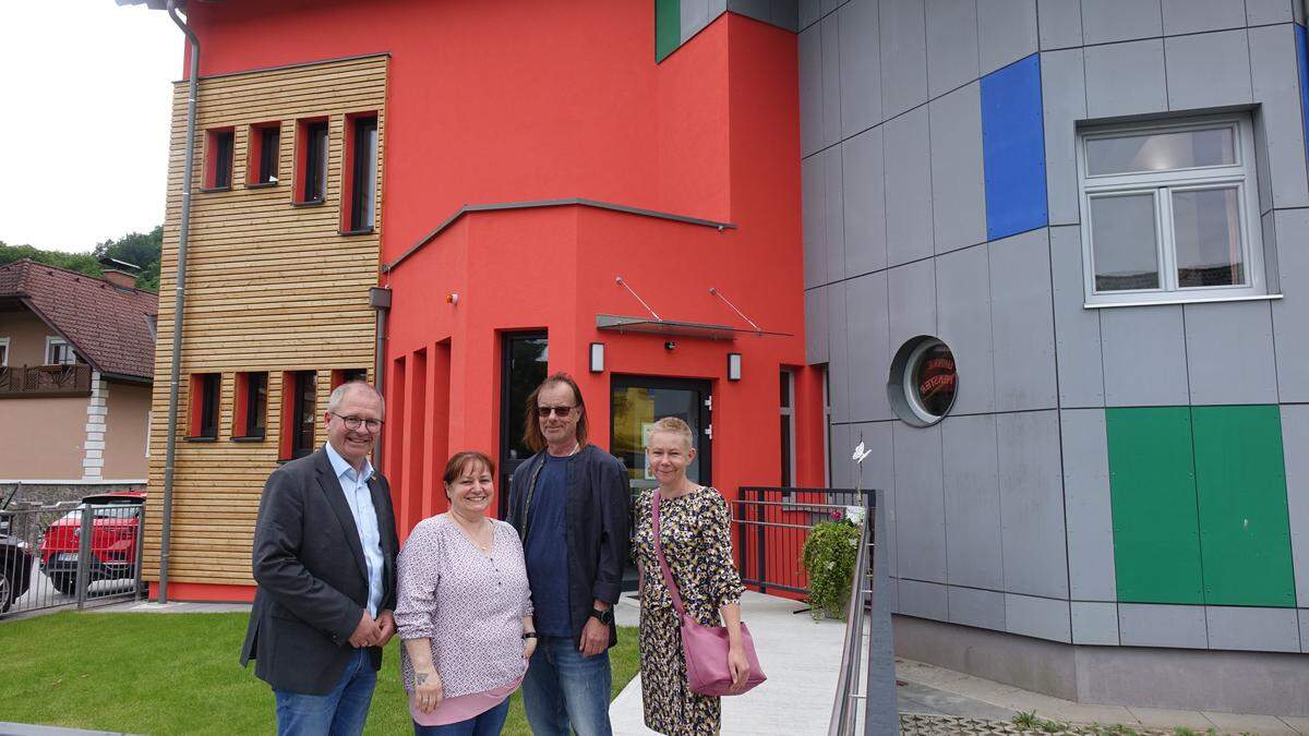 Bürgermeister Bernd Osprian, Kindergartenleiterin Andrea Skrbinjek, Architekt Johannes Witzko und Christine Schwar von der Volkshilfe (von links)