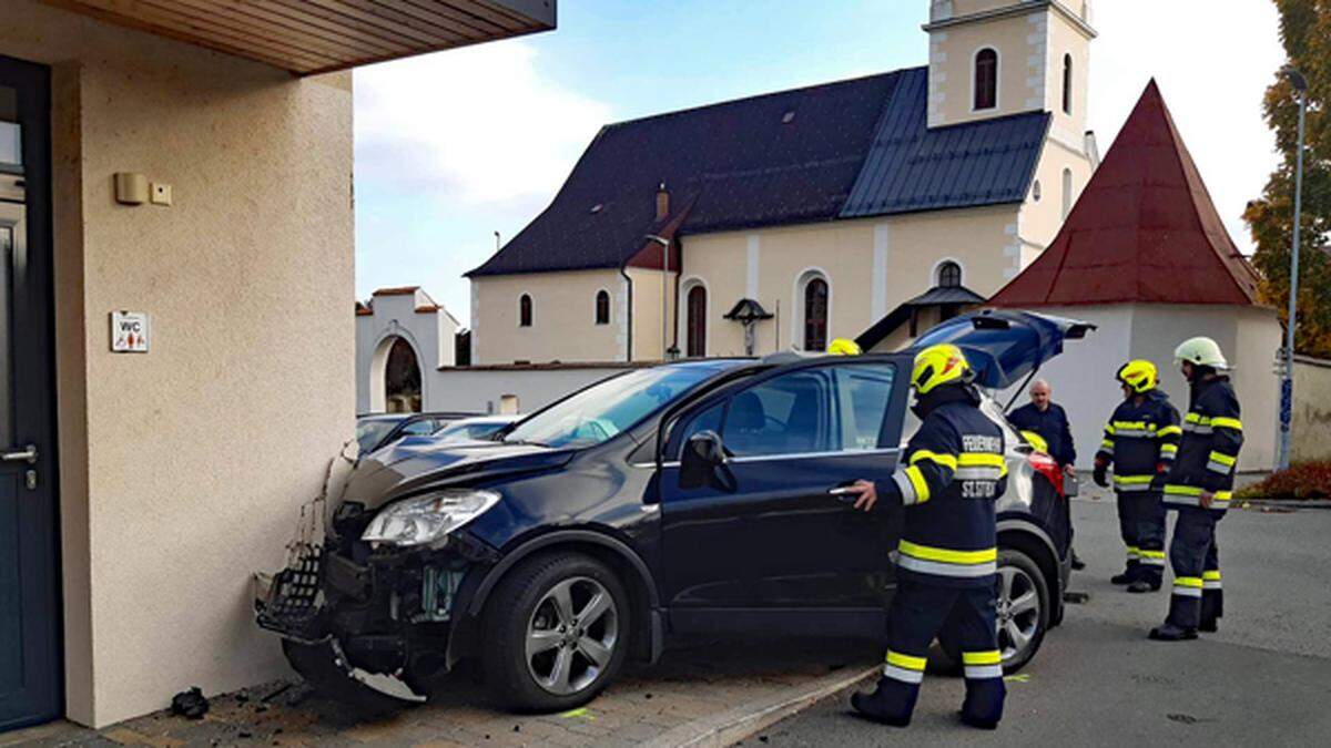 Der Pkw fuhr mit voller Wucht gegen das Gebäudeeck, hinter dem sich ein WC befindet