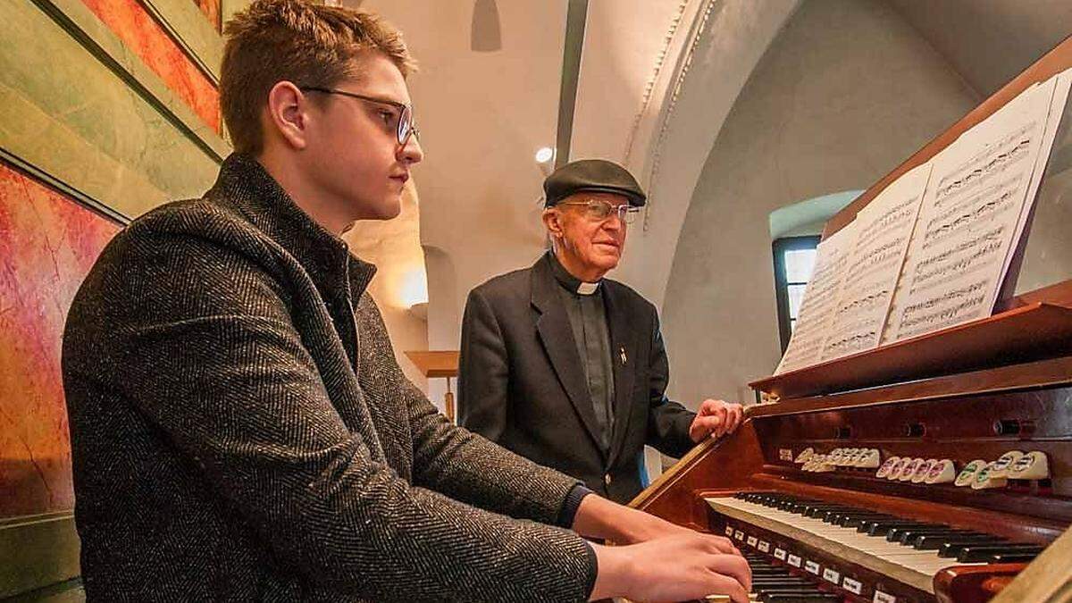 Pfarrer Reinhold Berger lauscht den Klängen der restaurierten Himmelberger Orgel, die von Maximilian Senk gespielt wird