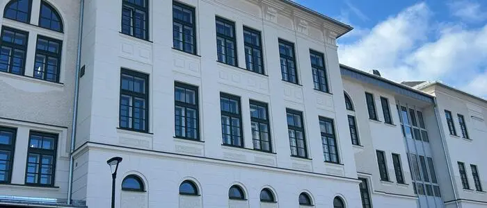 Ein großes weißes Schulgebäude