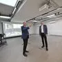 Landeshauptmann Peter Kaiser und Rektor Roland Streiner im neuen Artist Research Lab der GMPU
