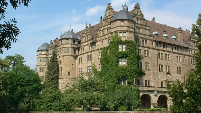 Hohenlohe wird auch das "Land der Burgen und Schlösser" genannt. Fast an jeder Ecke gibt es historische Mauern zu entdecken. Schloss Neuenstein (Bild) war im 13. Jahrhundert eine Wasserburg und wurde im 16. Jahrhundert zu einem Renaissanceschloss ausgebaut.