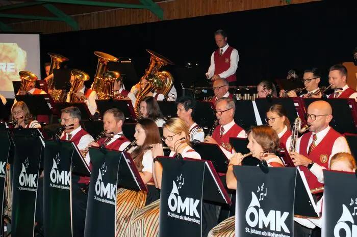 Die Musiker begeisterten unter der Leitung von Kapellmeister Manuel Tauber mit schwungvollen Melodien die Besucher und bewiesen eindrucksvoll die hohe Qualität der Ortsmusikkapelle St. Johann ob Hohenburg.