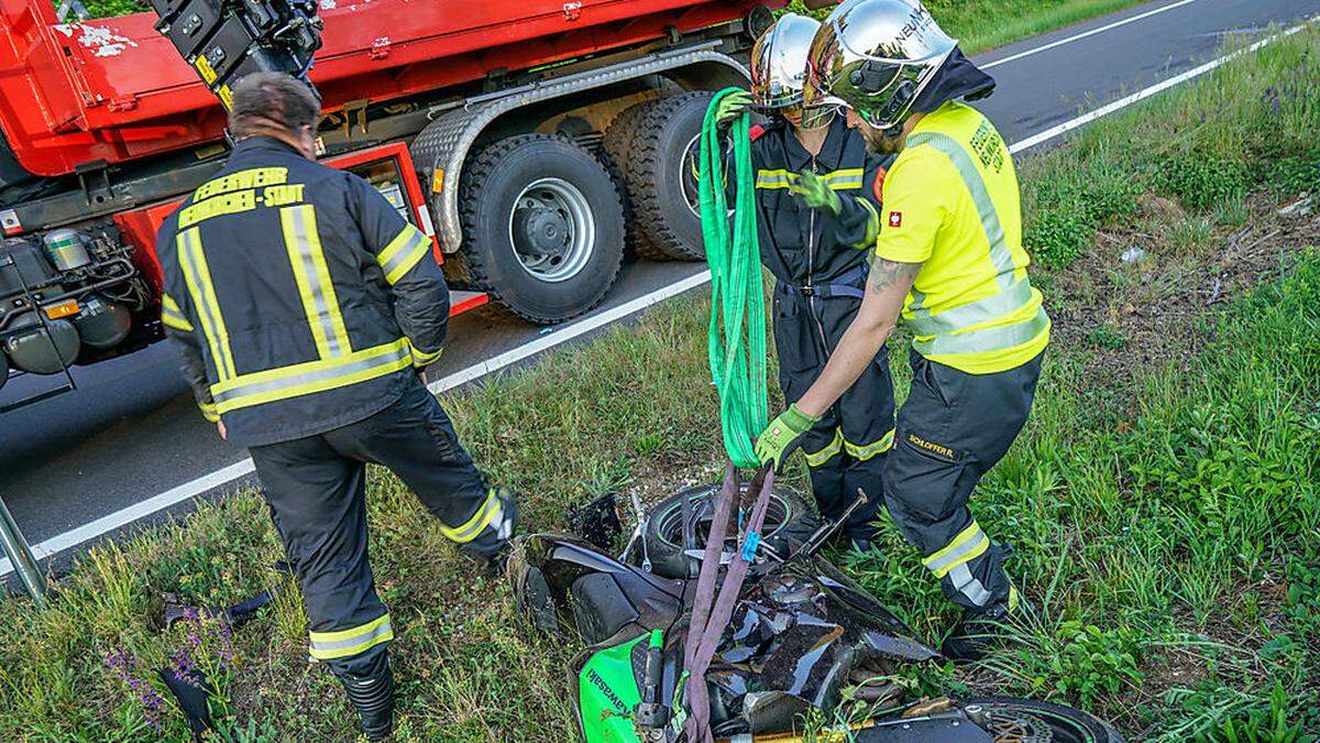 Die FF Neunkirchen-Stadt transportierte das Motorrad ab