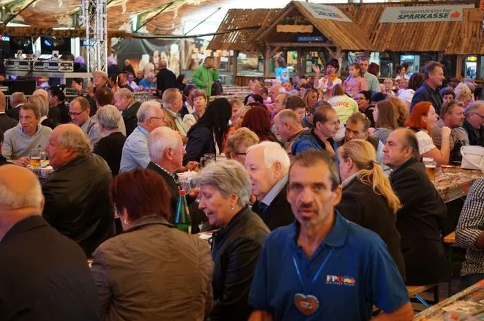 Rund 3000 Besucher waren aus der gesamten Steiermark, teilweise mit Bussen, zum FPÖ-Frühschoppen nach St. Johann in der Haide gereist.