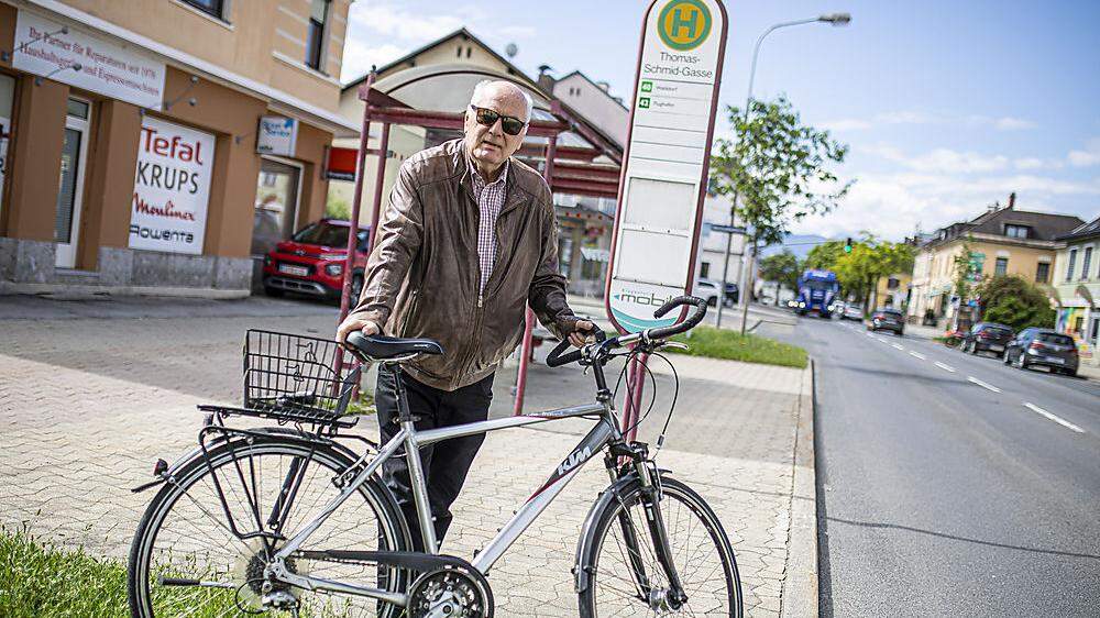Kurt Peterle in der St. Veiter Straße, von deren Umbau nicht nur die Radfahrer profitierten, wie sich Skeptiker vor Ort überzeugen sollten 