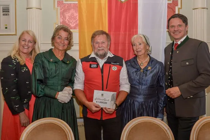 Zahlreiche Gäste aus ganz Kärnten konnten dort begrüßt werden. Große Anerkennung erhielten die Bürgerfrauen durch Claudia Arpa, in Vertretung des Landeshauptmann und durch Bürgermeister Alexander Radl für die jahrzehntelange ehrenamtliche Tätigkeit. Die zwei noch aktiven Mitglieder, Ehrenobfrau Gertraut Buchbauer und Herlinde Zeitlinger-Gärntner, wurden entsprechend geehrt. Und auch soziales Engagement stand im Mittelpunkt. An die Bergrettung Lavanttal, die FF Wolfsberg, die Rettungshundestaffel, das Rote Kreuz und die Wasserrettung wurde eine großzügige Spende übergeben. Wunderschön musikalisch begleitet wurde die Feier im Schloss durch Alexander Storfer. 