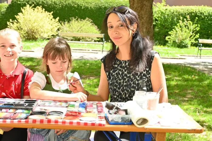 Auch für Kinder war gesorgt mit Hüpfburg, Ponyreiten und Schminkstation (im Bild rechts Michelle  Schüssler beim Kinderschminken). Die Dekoration, in die die Handarbeitrunde im Vorjahr rund 700 Stunden investiert hatte, kam heuer erneut zum Einsatz.